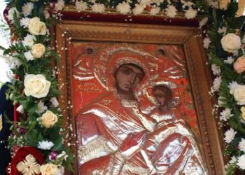 Χαμός στο Αίγιο - Μοναχός λιθοβόλησε την εικόνα της Παναγίας της Τρυπητής