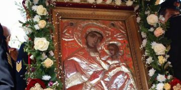 Χαμός στο Αίγιο - Μοναχός λιθοβόλησε την εικόνα της Παναγίας της Τρυπητής