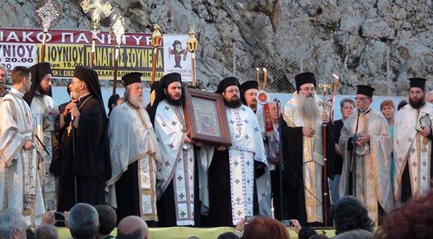 Η εικόνα της Παναγίας Σουμελά στο Κατράκειο Θέατρο Νικαίας. Βίντεο