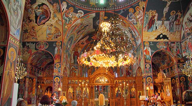 Иконописец из Греции расписал первый православный храм греческой общины на Аляске