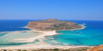 Η ελληνική παραλία που έκανε τους τουρίστες να παραληρούν!