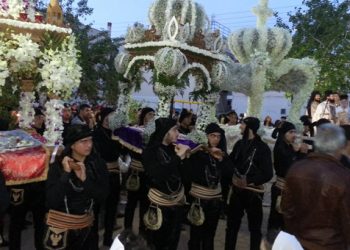 Ένστολοι με Ποντιακές φορεσιές μετέφεραν τον Επιτάφιο στον Ασπρόπυργο