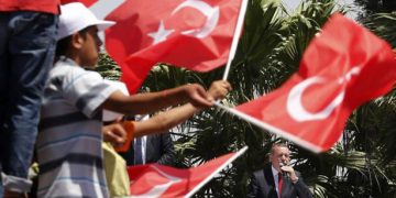 Οι δικαστες στην Τουρκία μετατίθενται όταν ερευνούν τον Ερντογάν