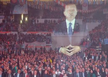 3D εμφανίστηκε ο Ερντογάν σε ομιλία του στη Σμύρνη!