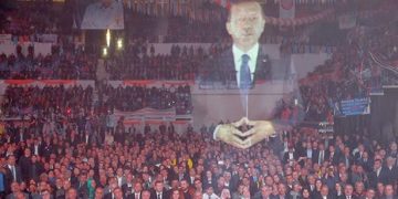 3D εμφανίστηκε ο Ερντογάν σε ομιλία του στη Σμύρνη!