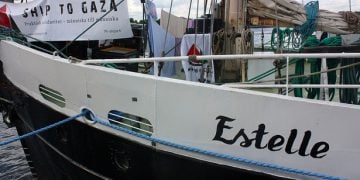 Συναγερμός για τους Έλληνες επιβαίνοντες του «Estelle»