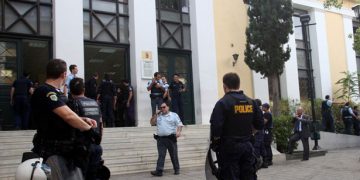 Βρέθηκαν θραύσματα βόμβας στην Ευελπίδων 2
