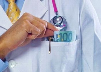 Καρδιοχειρουργός της Αθήνας συνελήφθη με φακελάκι