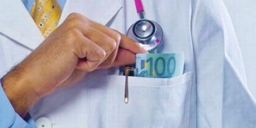 Καρδιοχειρουργός της Αθήνας συνελήφθη με φακελάκι