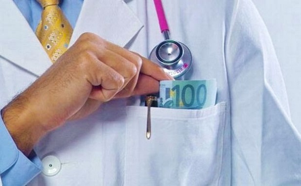 Καρδιοχειρουργός της Αθήνας συνελήφθη με φακελάκι