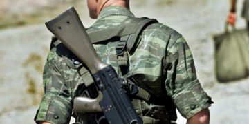 Είδαν το νεκρό τους παιδί φαντάρο στην παρέλαση!