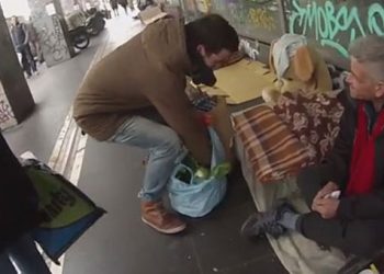 Φοιτητές Erasmus μοιράζουν τρόφιμα σε άστεγους στο κέντρο της Αθήνας!