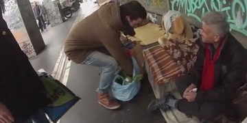 Φοιτητές Erasmus μοιράζουν τρόφιμα σε άστεγους στο κέντρο της Αθήνας!