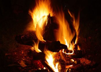 Έκαψε ηλικιωμένη μετά από καυγά