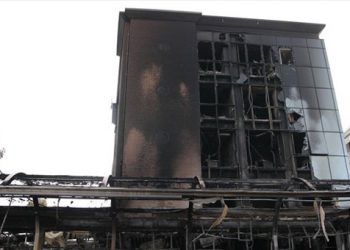 Μεγάλη φωτιά στη Γλυφάδα. Καταστράφηκε το κτίριο του ΕΟΠΥΥ