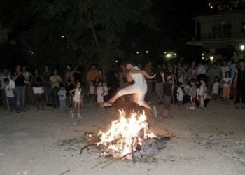 Το πήδημα της φωτιάς στον Πόντο. Τι συμβόλιζε το έθιμο αυτό;