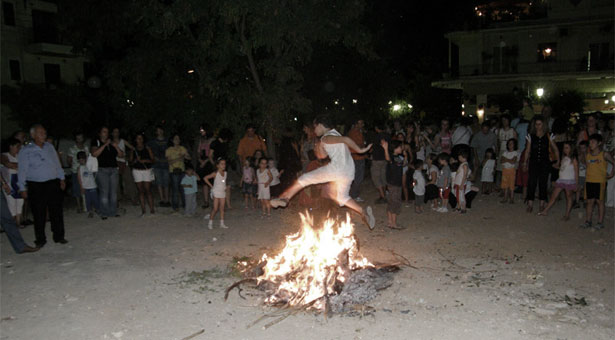 Το πήδημα της φωτιάς στον Πόντο. Τι συμβόλιζε το έθιμο αυτό;