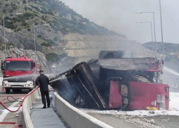 Κλειστή η εθνική Αθηνών - Λαμίας από φωτιά σε βυτιοφόρο