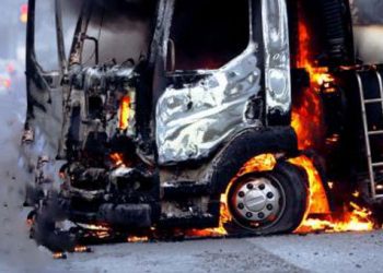 Οδηγός νταλίκας τυλίχθηκε στις φλόγες