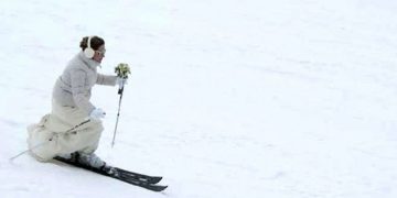 Γάμος στο χιονοδρομικό Παρνασσού: Η νύφη έφτασε με σκι!