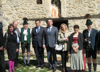 Γερμανός Πρόξενος προσφέρει βοήθεια σε Μονή στην Καστοριά