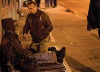 Ο γιατρός των φτωχών: Ντύνεται άστεγος για να βοηθάει όσους είναι στο δρόμο