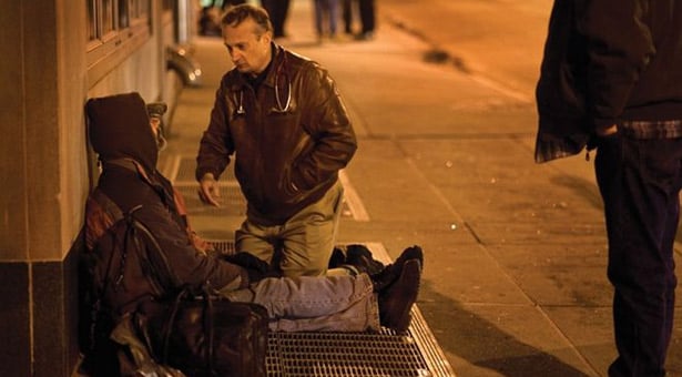 Ο γιατρός των φτωχών: Ντύνεται άστεγος για να βοηθάει όσους είναι στο δρόμο