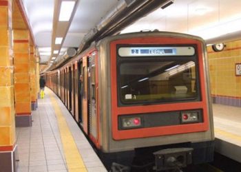 Νεκρός ο άνδρας που έπεσε στις γραμμές του τρένου στην Ομόνοια