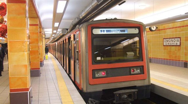 Νεκρός ο άνδρας που έπεσε στις γραμμές του τρένου στην Ομόνοια