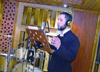 «Ραγίζει καρδιές» ο ιερέας που τραγουδά για παιδιά με καρκίνο