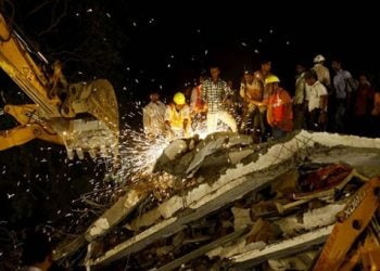 Ινδία: Δεκάδες νεκροί από κατάρρευση πολυκατοικίας