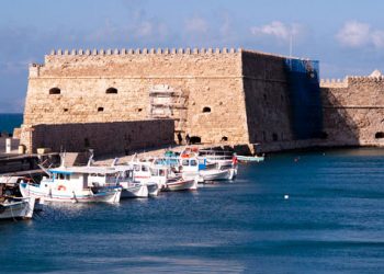 Γυναίκα έπεσε από τα τείχη της πλατείας Ελευθερίας