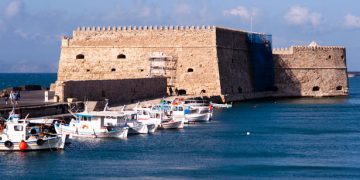 Γυναίκα έπεσε από τα τείχη της πλατείας Ελευθερίας
