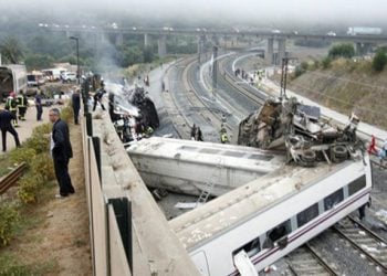 Τραγωδία με εκτροχιασμό τρένου στην Ισπανία, δεκάδες νεκροί