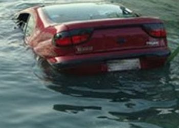 Ι.Χ. έπεσε στη θάλασσα στο Ζούμπερι