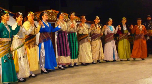 Η Λέσχη Ποντίων Καβάλας εντυπωσίασε σε Φεστιβάλ Χορών. Βίντεο