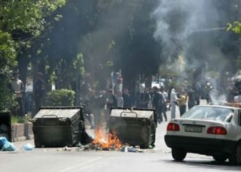 Σοβαρά επεισόδια στο Μενίδι με φωτιές σε κάδους