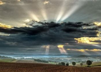 Συννεφιές με ψιλή βροχούλα στο βορρά