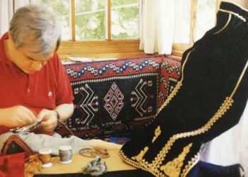 Από τα βουνά στη... Vogue οι κάπες βοσκών που φτιάχνει 68χρονος στο Μέτσοβο!