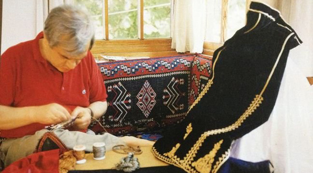 Από τα βουνά στη... Vogue οι κάπες βοσκών που φτιάχνει 68χρονος στο Μέτσοβο!