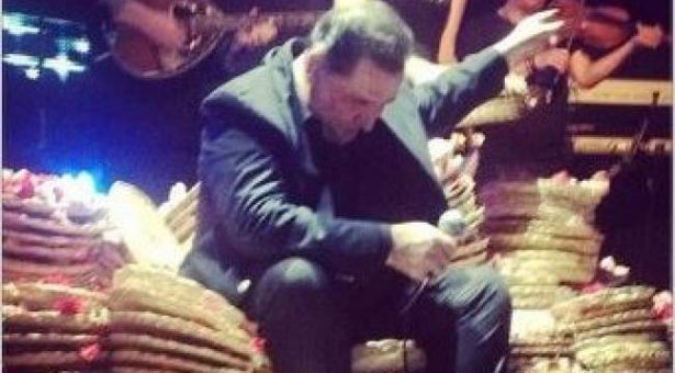 Δάκρυσε ο Βασίλης Καρράς. Tο συγκινητικό αντίο στο κοινό του