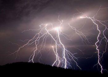 Άστατος και βροχερός ο καιρός και σήμερα