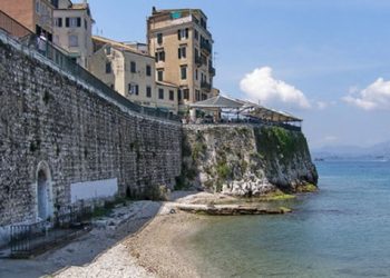 Κέρκυρα: Αφγανός πέταξε από τα βράχια 20χρονη κοπέλα