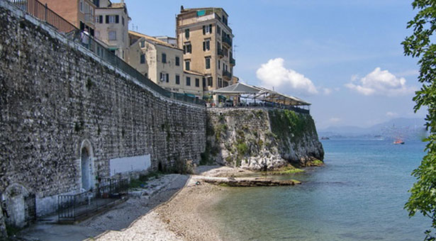 Κέρκυρα: Αφγανός πέταξε από τα βράχια 20χρονη κοπέλα