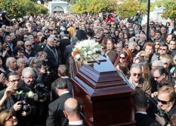 Με θλίψη και συγκίνηση η κηδεία της Τζένης Βάνου