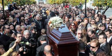Με θλίψη και συγκίνηση η κηδεία της Τζένης Βάνου