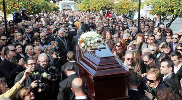 Με θλίψη και συγκίνηση η κηδεία της Τζένης Βάνου