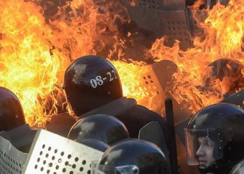 Λουτρό αίματος στο Κίεβο με 25 νεκρούς. Στα πρόθυρα εμφυλίου η Ουκρανία