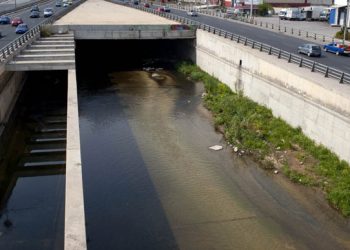 Αυτοκίνητο έπεσε στον Κηφισό