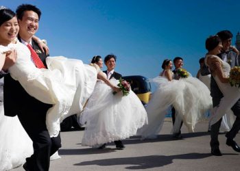 Κρητικό γλέντι και γαμοπίλαφο για 16 ζευγάρια από την Κίνα. Βίντεο
